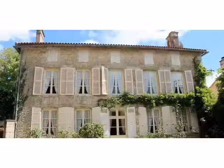 maison avec piscine et jardin melle (79)
