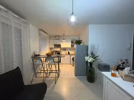 appartement à louer au rez de chaussée - meublé + place de parking privative - disponible 