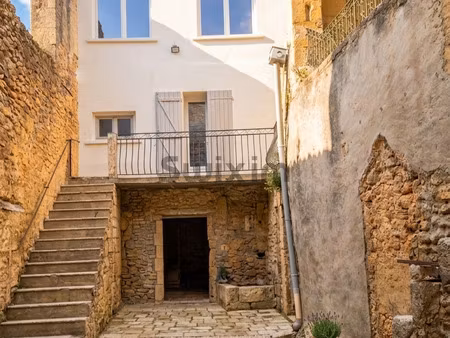 dans un village prisé avec commerces!