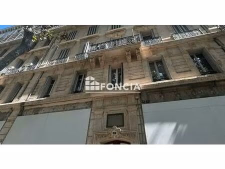t2 idéalement situé - bel immeuble