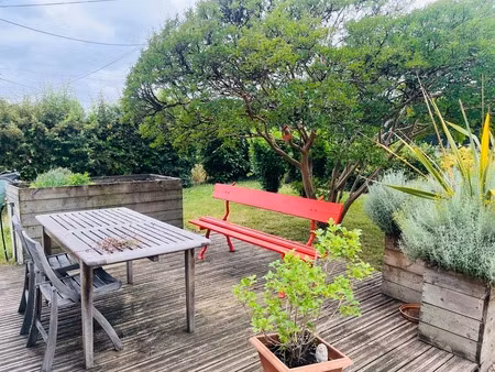 jolie maison rénovée de 2/3 chambres avec studio indépendant sur un beau terrain arboré de
