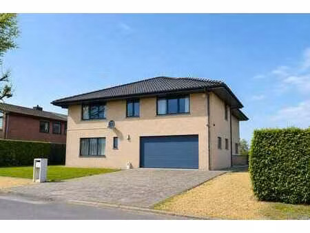 maison située au calme au milieu de champs à overijse