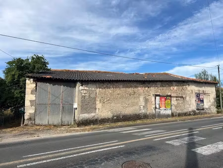 vente parking 102 m² à brie-sous-mortagne (17120)  45 000 €