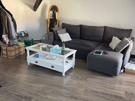 appartement de type f2 au 2ème étage offrant : ent