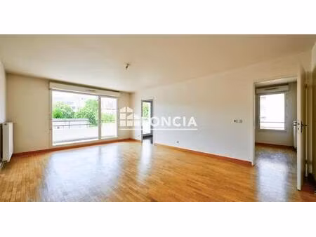 appartement familial de 4 pièces (3 chambres) avec une place de parking  proche des écoles