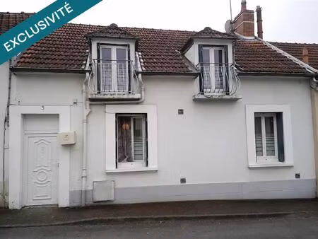 exclusivité – maison de ville à rénover avec beau potentiel - centre de commentry