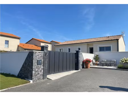 pavillon de 2019 avec grand terrain.