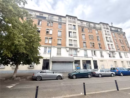 studio proche rer b  tramway t4  commerces