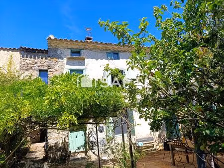 maison en pierre avec jardin