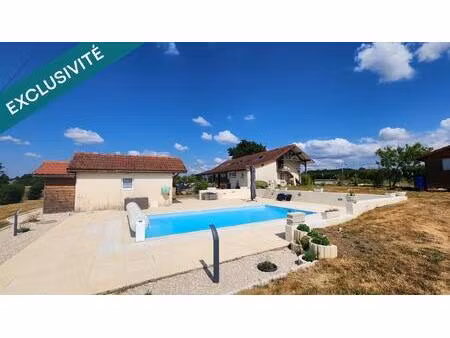 panorama champêtre  voisinage éloigné mais village proche : une demeure de caractère où qu