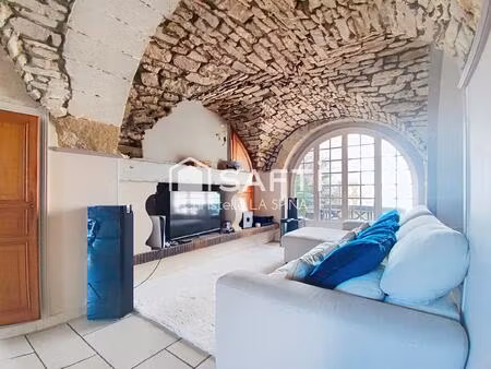 maison de caractère en pierre avec cour ensoleillée