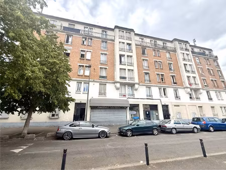 studio proche rer b  tramway t4  commerces