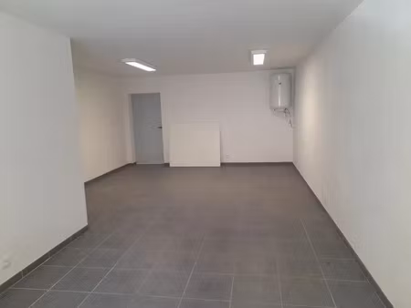 location local industriel 80 m² à la londe-les-maures (83250)