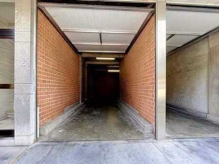 jette  entrepôt de ± 102m² avec grande porte sectionnelle
