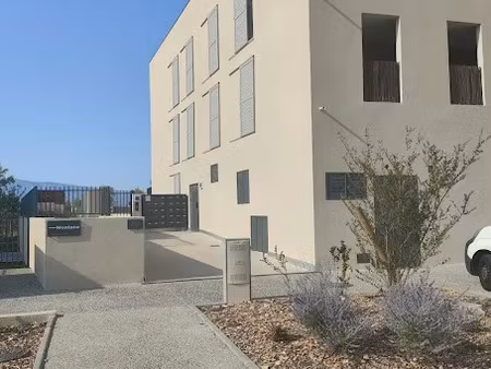 location parking à trets (13530)  80 €