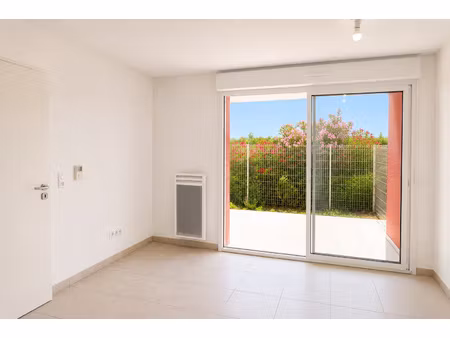 un appartement en rez de jardin  de type 2  avec parking  a