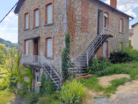 à la monnerie le montel  immeuble à rénover avec 2 apparteme