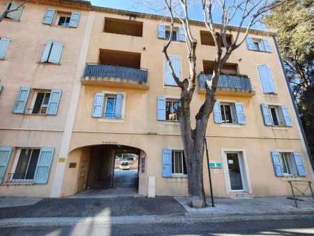 location appartement 3 pièces 67 m² à le beausset (83330)  945 €