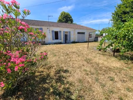 aumagne – maison de caractère à rénover  sur beau terrain de 900 m²