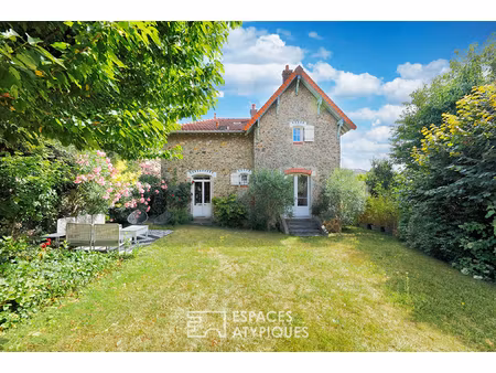 belle meulière rénovée par un architecte d'intérieur et son jardin méditerranéen