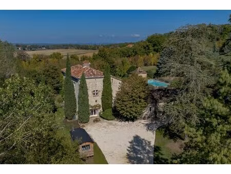 charmante maison forte alliant élégance d'époque et confort moderne
