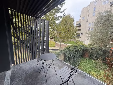 studio et coin meublée avec balcon
