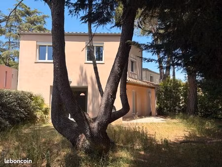 villa t4 de 2011 sur 325 m2 de terrain avec garage dans un petit lotissement sécurisé  au 