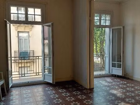 appartement 4 pièces. 114 m2. 2eme étage/3. balcons. cave. quartier gare/place de catalogn