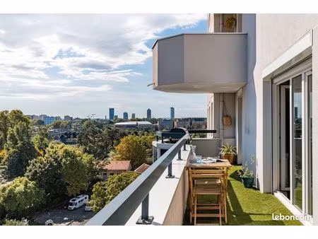 t3 meublé et équipé  avec climatisation et grande terrasse