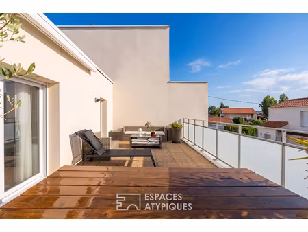 appartement contemporain et sa terrasse suspendue aux sorinières