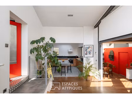 superbe loft lové dans une ancienne fabrique de vitrail .