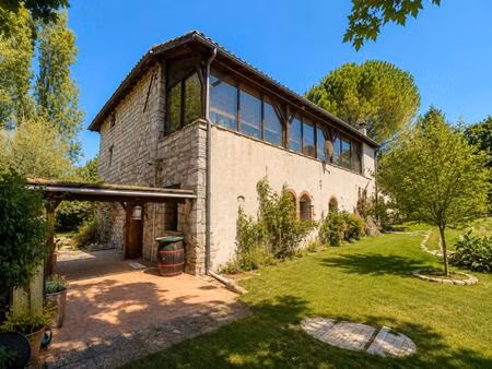 maison en pierre avec grand terrain