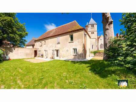 maison d'époque avec garage / terrasse / jardin clos - arcisses