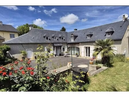 deux maisons en une avec jardin et abris voiture