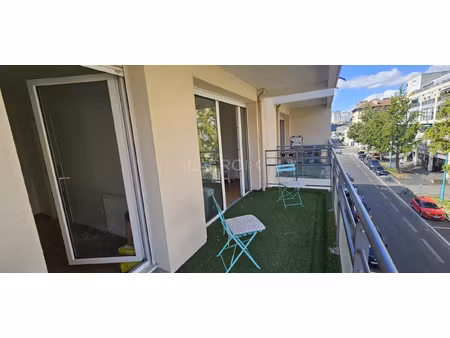 2 pièces meublé avec balcon et parking en centre-ville.