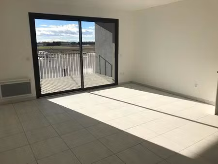 t2 avec balcon et parking à marsillargues