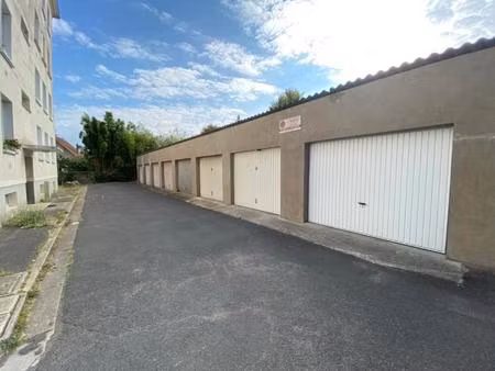 location parking st cyr sur loire 37540
