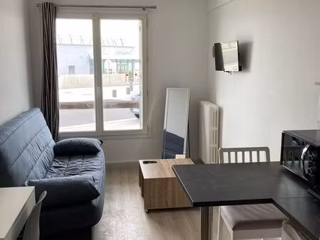 studio meublé face au port