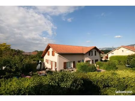 duplex ( 2 chambres) dans villa avec jardin