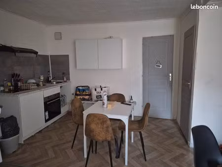 à louer – f2 de 40 m² – château-landon (centre-ville)