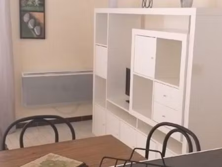 libre de suite t2 dans villa avec espace vert et parking