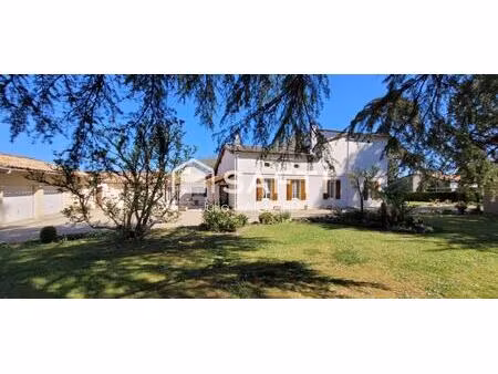 maison en pierre sur un parc arboré de 4500 m2
