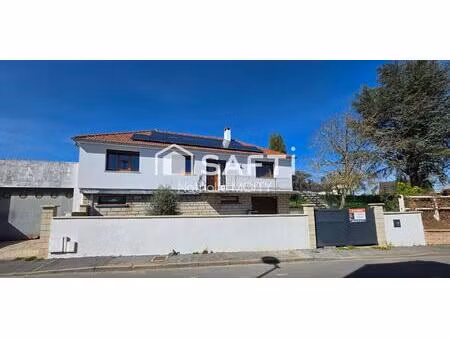 pavillon habitable de plain pied élevé sur sous sol avec garage et dépendance t2  dpe c.