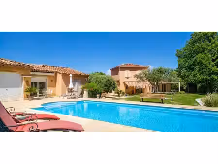 bien rare sur le secteur ! vue dégagée sur le mont ventoux  aucun vis-à-vis  piscine  gara