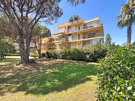 frejus - t3 traversant de 77 m² avec grande terrasse ? résidence avec piscine et tennis