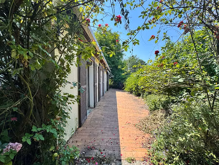 pavillon de plain pied à rénover de 88 m2 sh sur 740 m2 de terrain à etion village