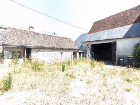 a vineuil  grange de 86 m2 et une dépendance.