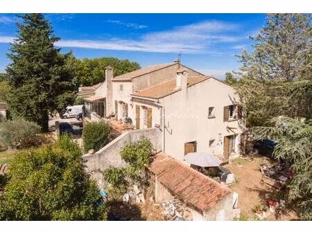 a vendre  luberon  robion  spacieuse maison  terrain de 1680 m²  quatre garages loués