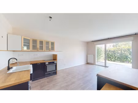 t2 en rez-de-jardin avec terrasse et parking