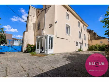 un appartement ? mieux  une maison de ville avec exterieur !